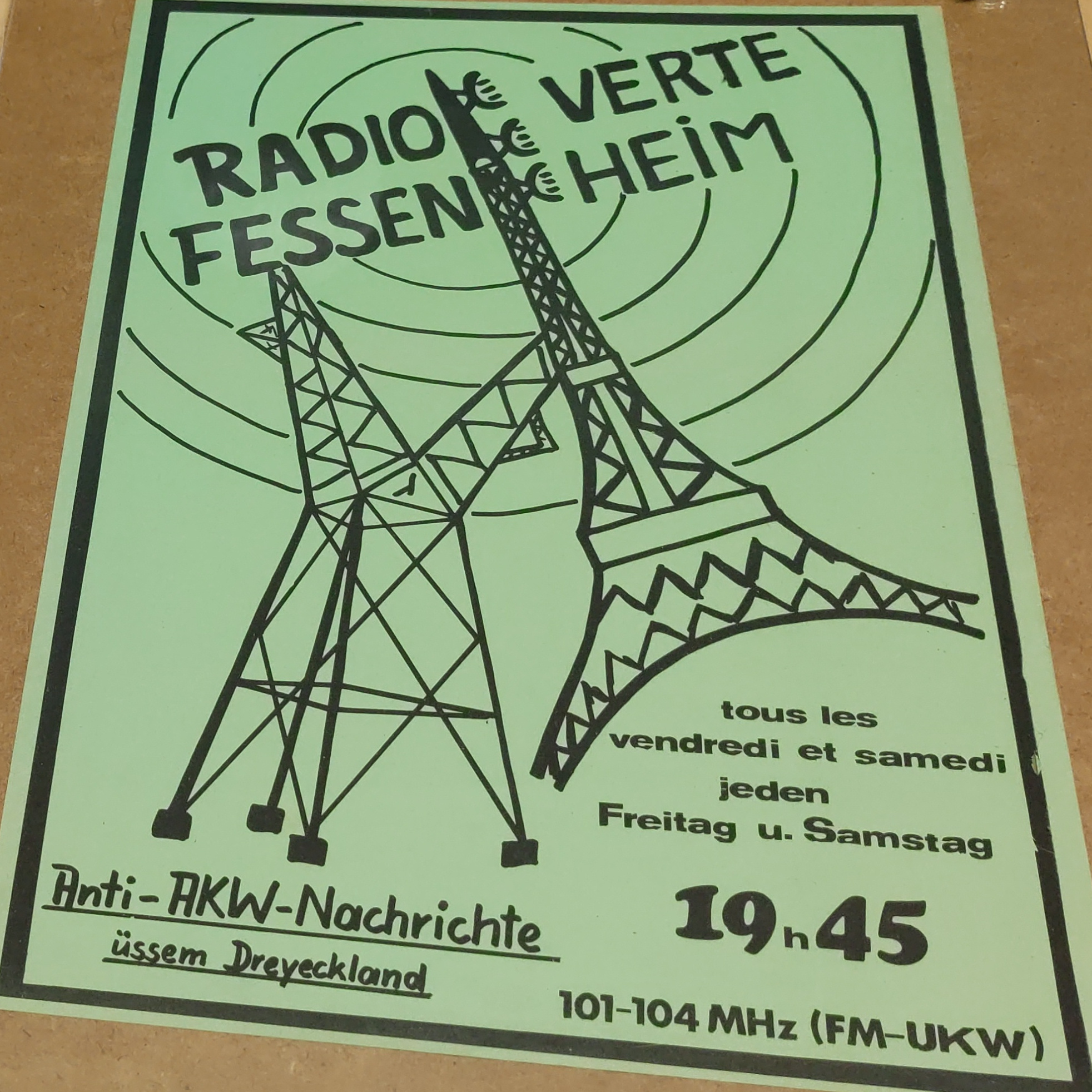 un ordinateur dans une grange aux côtés de bottes et d'engins agricoles